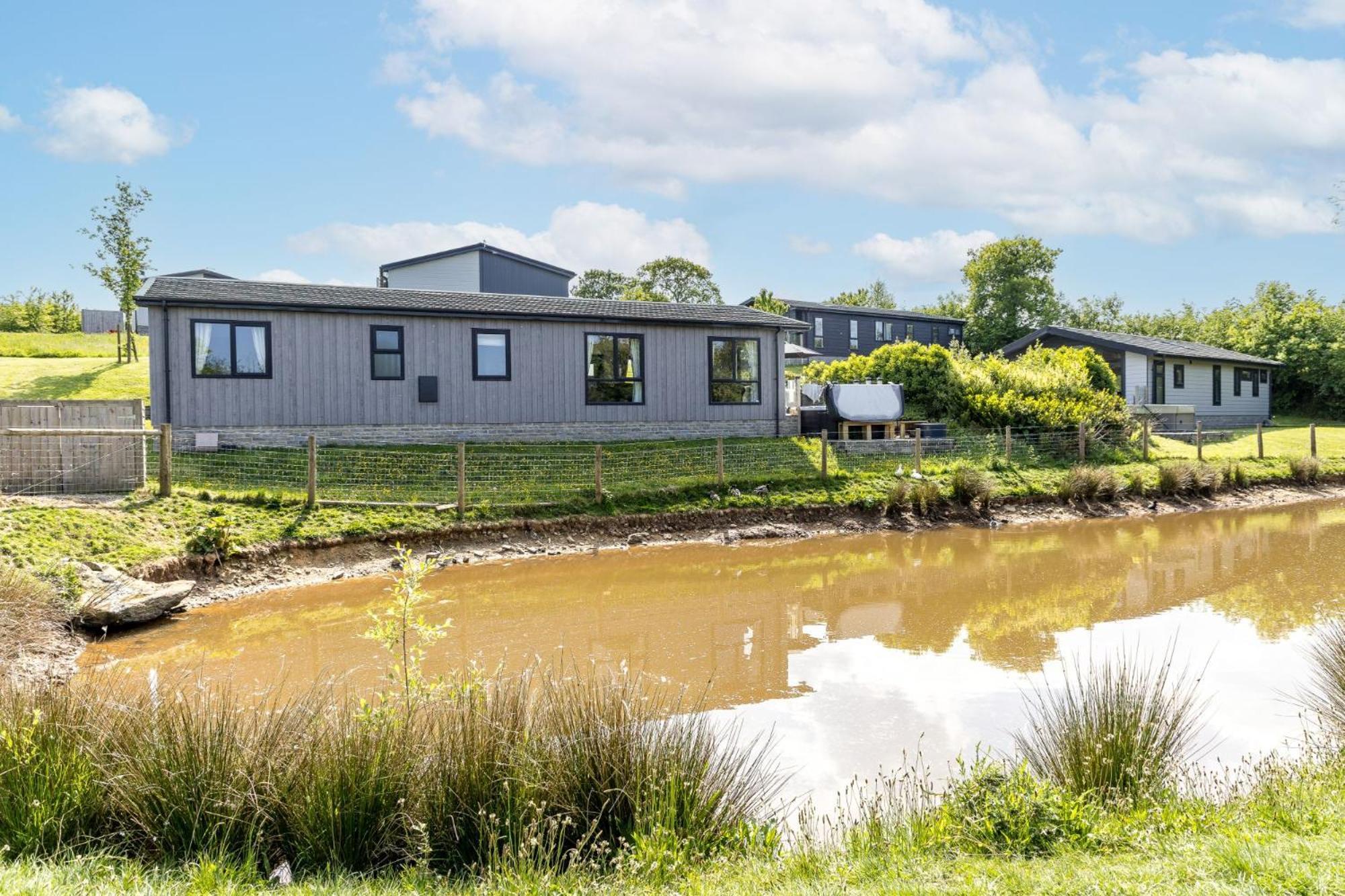 Lilac Lodge, 22 Roadford Lake Lodges Lifton Exterior photo